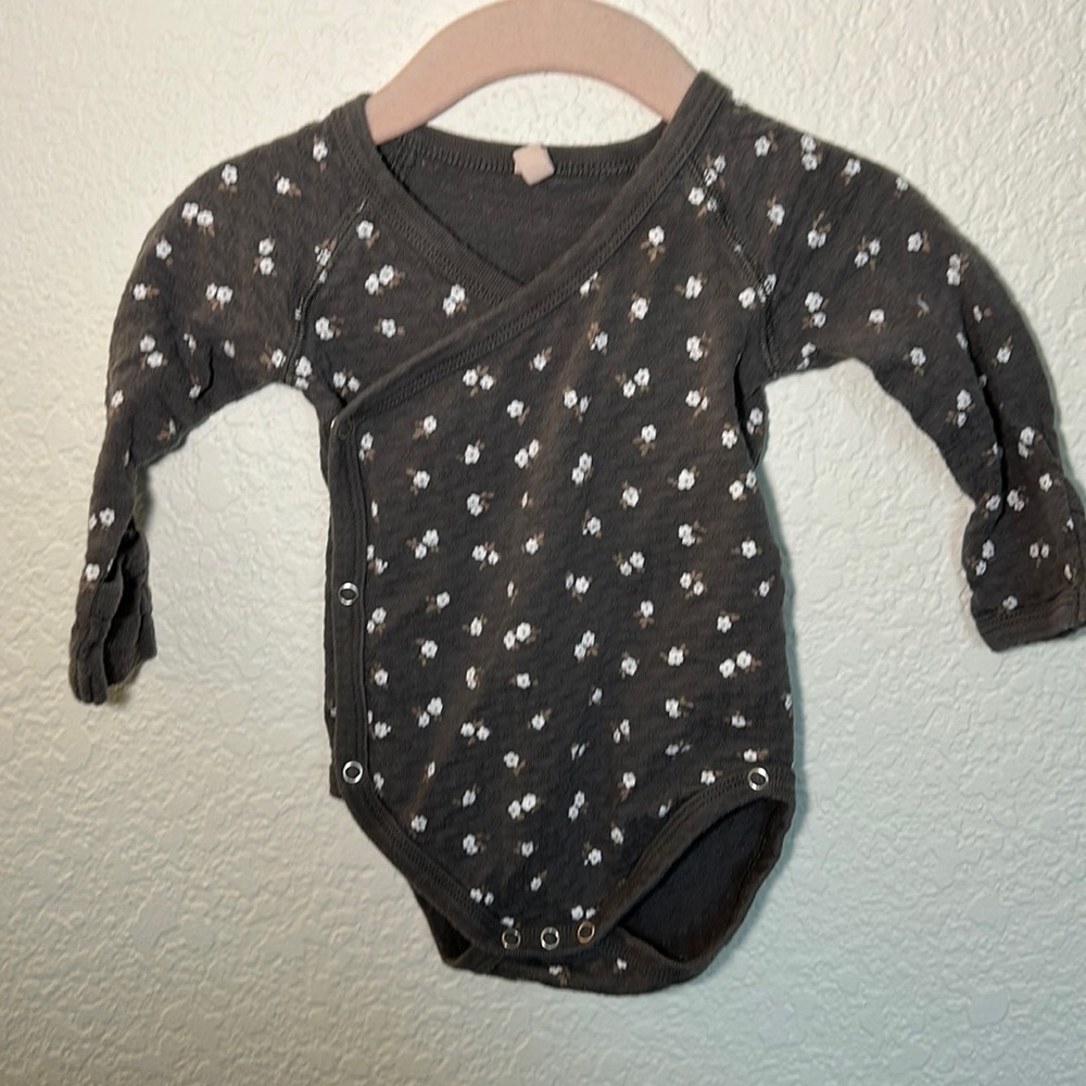 Quincey Mae Long Sleeve Side Button Body Suit and Leggings Grey Floral Sz 3-6M